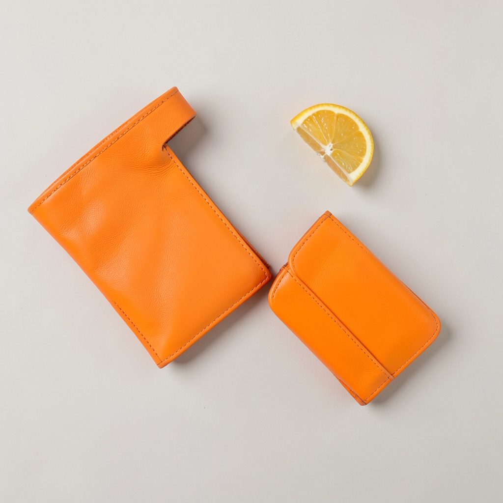 Cartera de mano modelo Boomshell, fotografía cenital con iluminación natural